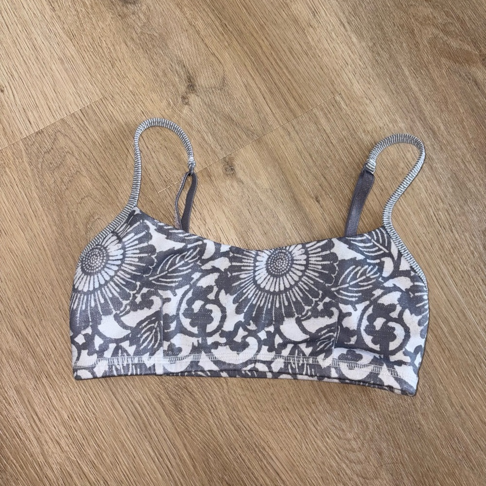 Lululemon sports bra size 4